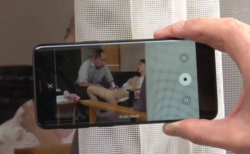 Vợ của con trai gian díu với bố người chồng bị gã sếp khu phố phát hiện